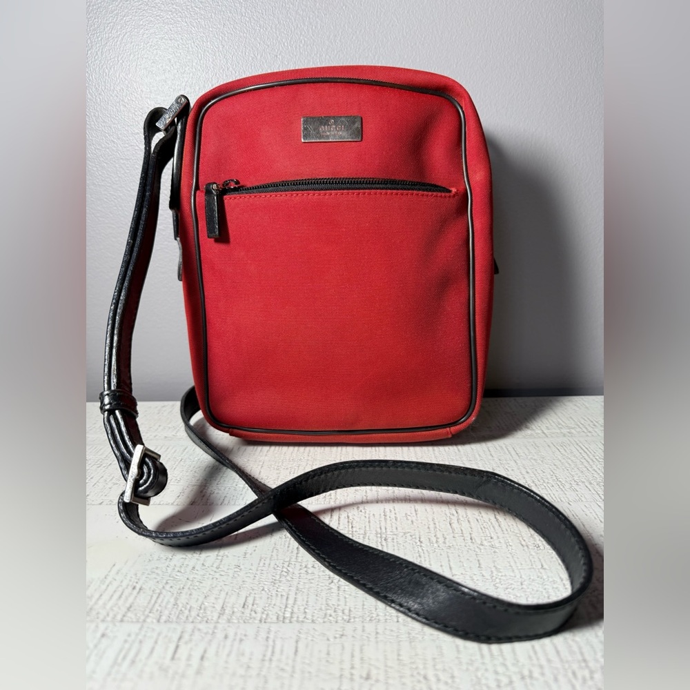 EUC GUCCI Red Messenger Bag Crossbody with COA - Picture 2 of 7